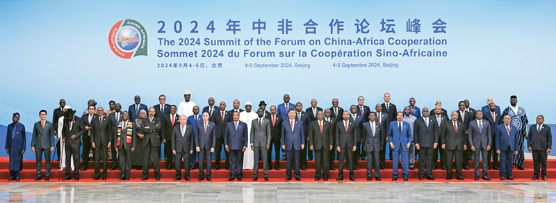 2024年9月5日上午,国家主席习近平在北京人民大会堂出席中非合作论坛北京峰会开幕式并发表主旨讲话。这是开幕式前,习近平同出席峰会的外方领导人集体合影。